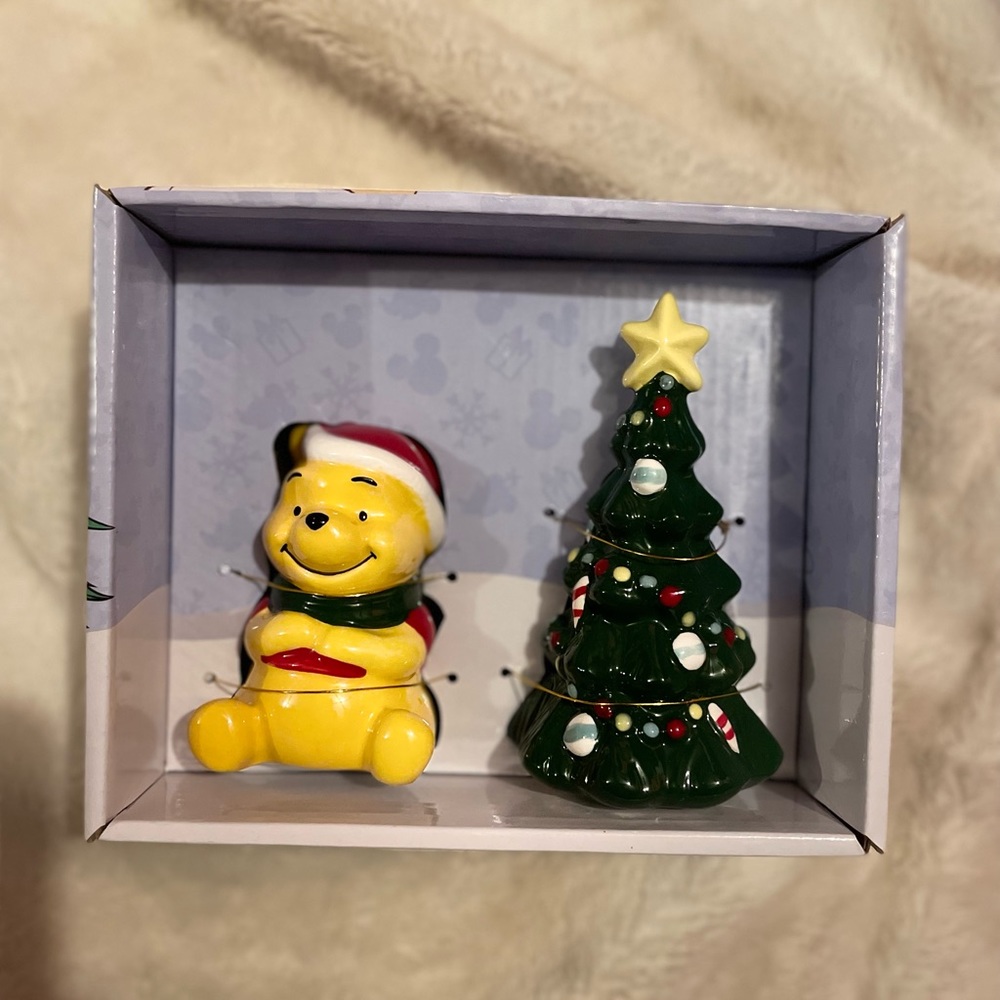 NWT DISNEY WINNIE THE POOH CHRISTMAS SALT AND PEPPER SHAKER